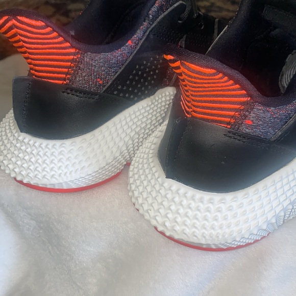 Adidas Prophere men’s sneaker, black & red size 7 - Picture 5 of 5